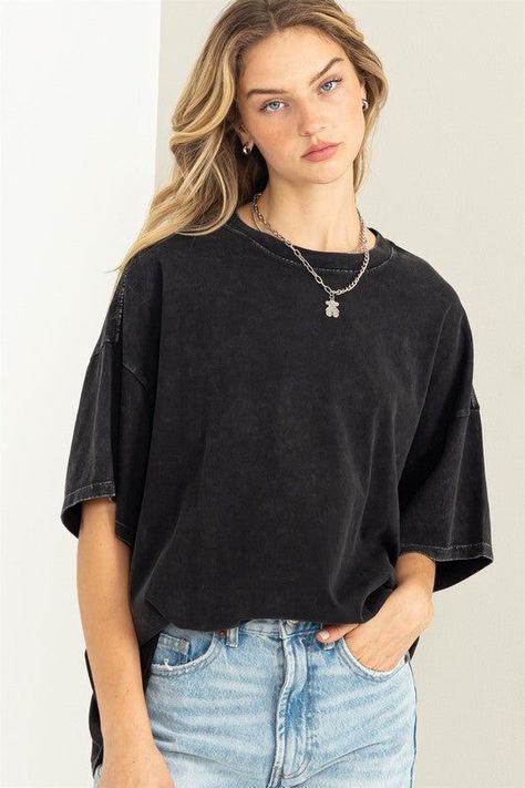 Women’s Oversized T Shirt Outfit, Oversized Black Tee Outfit, Long Tee Shirt Outfits, T Shirts For Women Style, Over Size T Shirt Outfit, Grey Tshirt Outfits, Long Tshirt Outfit, Oversized Tshirt Outfit Women, Black T Shirt Outfit