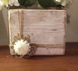 Wood Frame Picture, Jute Flowers, Rustic Photo Frames, Bridesmaid Pictures, Picture Frame Crafts, Wood Block Crafts, Rustic Picture Frames, Tafel Decor, Rustic Pictures