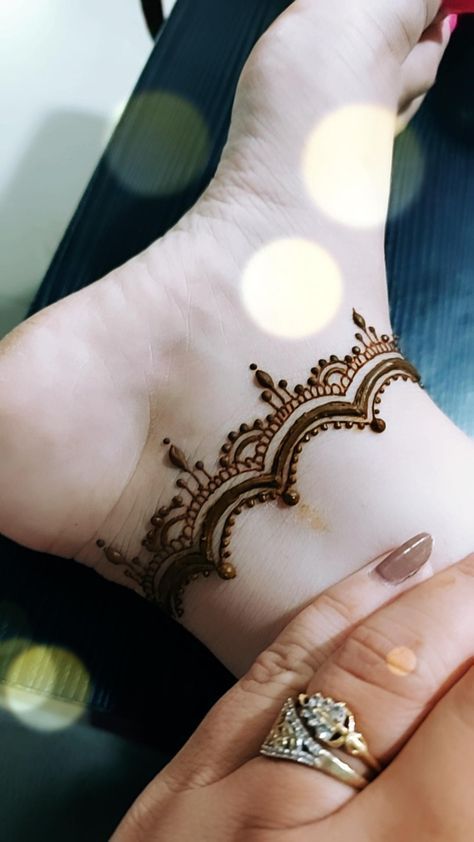 #mehndi #henna #wedding #hennaart #hennaartist #mehndidesigns #hennatattoo #mehendi #mehndidesign #hennadesign #mehndiartist #hennadesigns #mehndiart #bride #bridalhenna #hennainspire #art #hennalove #indianwedding #bridalmehndi #bridal #mehandi #love #hennawedding #pakistaniwedding #hennainspo #mehndilove #whitehenna #mehndibride #hennainspiration Mehandi Anklet Design, Mehndi Art Designs Leg, Henna Anklet Design, Anklet Mehndi Designs, Anklet Henna Designs, Anklet Mehendi Designs, Henna Designs Feet Anklet, Ankle Mehendi, Henna Designs Leg Ankle