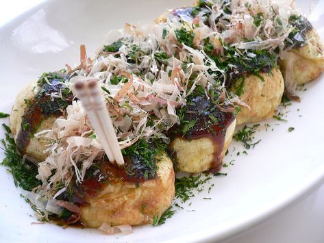 TAKOYAKI Japanese Octopus, Okonomiyaki Sauce, Octopus Recipes, Formula Recipes, Kitchen Cooking Utensils, Japanese Dishes, Japanese Snacks, Indonesian Food, Japan Food