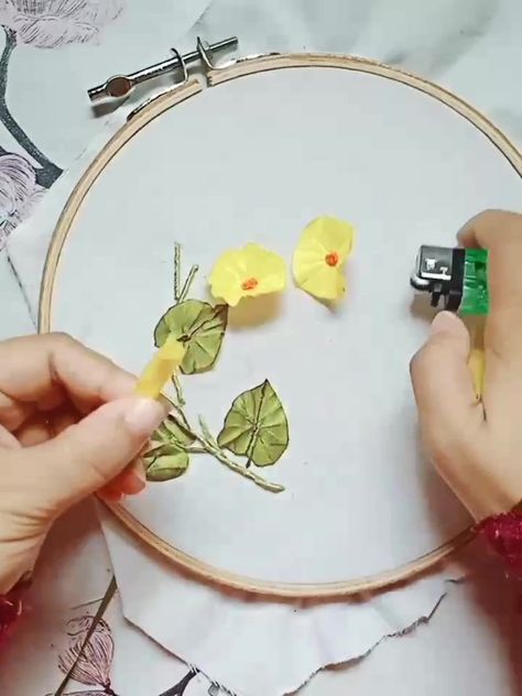 Simple Flower Embroidery Designs, Silk Ribbon Embroidery Tutorial, Cushion Embroidery, Simple Hand Embroidery Patterns, Simple Flower Design, New Embroidery Designs, Ribbon Embroidery Tutorial, Embroidery Tutorial, Embroidery Book