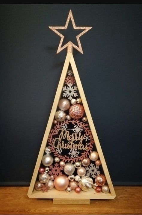 40 Ideas to Get a Modern Wooden Christmas Tree This Year Living Room Ideas Christmas, Room Ideas Christmas, Living Room Decor Christmas, Christmas Living Room Ideas, Christmas Living Room Decor, Wooden Trees, Room Decor Christmas, Pallet Christmas Tree, Cozy Christmas Decor