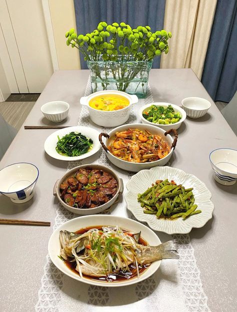 Korean Family Dinner Aesthetic, Healthy Food Plate, Homecooked Dinner, Big Family Meals, Malay Food, Chinese Cooking Recipes, Homecooked Meals, Party Food Platters, Healthy Lifestyle Food