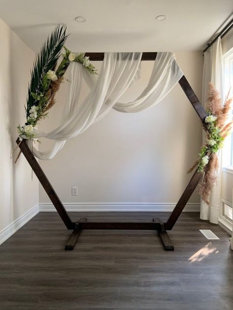 Diy Hexagon Wedding Arch, Hexagon Wedding Arch, Wood Wedding Arches, Hexagon Wedding, Wood Hexagon, Wedding Alters, Wood Arch, Wedding Arbour, Arch Decoration Wedding