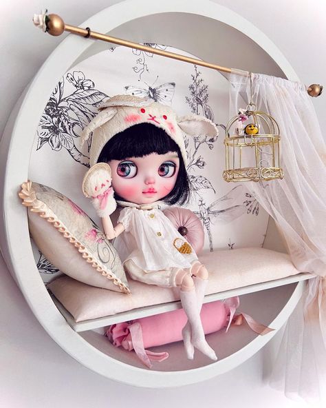 Kimmy D (@pinkdollycakes) posted on Instagram: “. Elliot lounging in the wall condo... ☁️🤍☁️💗☁️💗☁️🤍☁️ . . . #litachan #litachancustom #blythestagram #blythe #blythedoll #blythephotography…” • Mar 28, 2022 at 5:31am UTC Room Diorama, Doll Room, Doll Bed, Pink Doll, Doll Display, Fairy House, Blythe Doll, Blythe Dolls, Beautiful Dolls