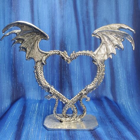 Dragon Couple, Nerdy Wedding Cakes, Pewter Wedding, Couple Wedding Cake, Two Dragons, Dragon Wedding, Wedding Cake Topper Figurines, Nerdy Wedding, Dragon Heart