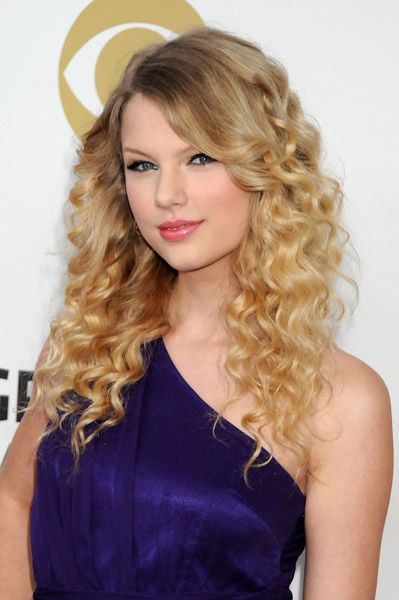 Taylor Swift Curly Hair, Taylor Swift Fearless Era, Taylor Swift 2006, Young Taylor Swift, Taylor Swift Photoshoot, Miley Cyrus Style, Fearless Era, Red Carpet Photos, Pink Tumblr Aesthetic