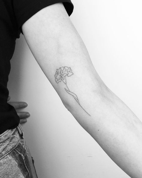 Carnation Flower Tattoo, Girly Tattoo, Carnation Tattoo, Inspo Tattoo, Muster Tattoos, Flower Tattoo Arm, Petite Tattoos, Birth Flower Tattoos, Tattoo Graphic