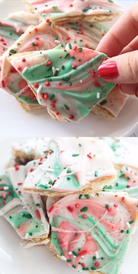 Christmas Crack Recipe! Easy Holiday Treat for Christmas parties and Gift Ideas for Friends, Co-Workers, and Neighbors! This is so easy to make and always a crowd favorite! #passion4savings #christmas #treats #desserts #gift #ideas #snacks #white #chocolate Dessert Halloween, Easy Holiday Treats, Easy Christmas Treats, Christmas Candy Recipes, Christmas Party Food, Köstliche Desserts, Christmas Snacks, Christmas Cooking, Food Videos Desserts