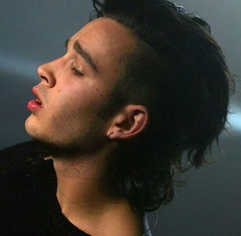 Matty Healy Straight Hair, Matty Healy Hair, 1975 Aesthetic, This Must Be My Dream, Fan Behavior, The Escapists, Matthew Healy, Matt Healy, Matty Healy