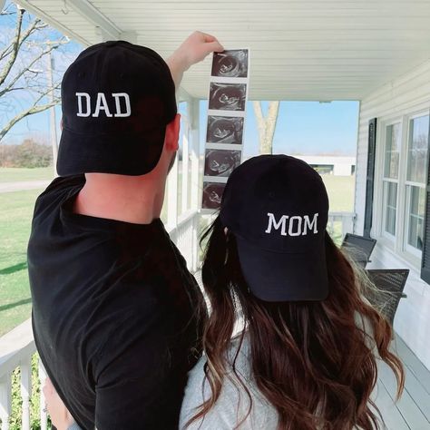 Mom And Dad Hats, Ultrasound Pregnancy Announcement, First Pregnancy Announcements, Pregnancy Announcement Photography, Pregnancy Announcement Pictures, Pregnancy Announcement Photoshoot, Baby Announcement Photoshoot, Pregnancy Photos Couples