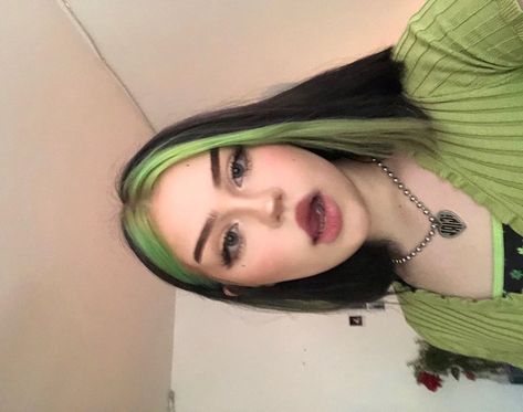 Black And Green Hair, Half Dyed Hair, Short Dyed Hair, Dyed Hair Pastel, Short Grunge Hair, Edgy Grunge, Hair Color Streaks, Hair Streaks, Short Hair Color