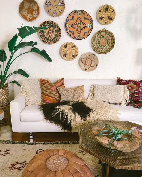 Bringing African and Moroccan flavors to boho interiors is also an interesting idea that works. Southwest Inspired Living Room, Basket Walls, Modern Bohemian Living Room, Bohemian Living Room Decor, Furnitur Ruang Keluarga, Boho Chic Living Room, Bohemian Living Rooms, Decor Ikea, Boho Living Room Decor