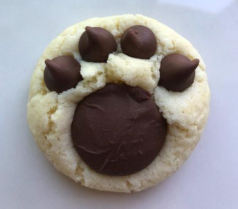 Pet Themed Desserts, Cat Paw Cupcakes, Dog Print Cookies, Peanut Butter Bear Paw Cookies, Dog Paw Print Cookies, Bear Paw Cookies Recipes, Dog Paw Cookies, Paw Cookies Decorated, Paw Print Cookies Decorated