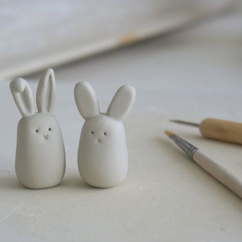 https://flic.kr/p/aeE6zb | Bunny love | artmind-etcetera.blogspot.com/2011/08/tiny-bunny-love.html Påskeaktiviteter For Barn, Diy – Velikonoce, Rabbit Crafts, Air Dry Clay Projects, White Rabbits, Tanah Liat, Clay Animals, Bunny Crafts, Clay Art Projects