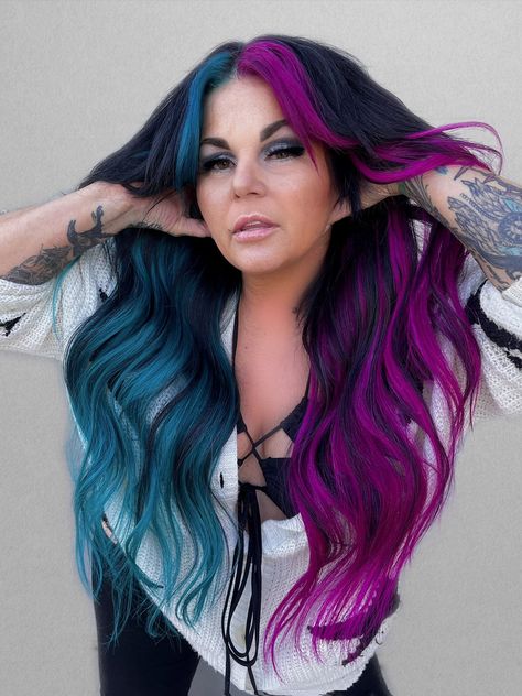 Hair Dye Tips, Split Dyed Hair, Vivid Hair Color, Hair Color Unique, Brunette Balayage, Creative Hair, Beauty Hairstyles, Dyed Hair Inspiration, Split Hair