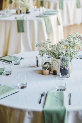 Sage Green Wedding Ideas ★ sage green wedding minimalist table with baby breath and succulent centerpiece apollofotografie Sage And Cream Wedding Table Settings, Sage Napkins Wedding, Sage Green Napkins Wedding, Wedding Table Without Chargers, Wedding Ideas Sage Green, Sage Green Wedding Table Setting, Sage Green Wedding Ideas, Sage Wedding Colors, Green Wedding Ideas