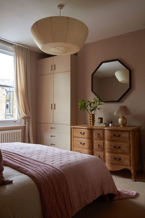 CLEMENTS LONDON, E5 - SHOOTFACTORY - LONDON HOUSES - 050 3 Bed Semi Detached House Interior, London Bedroom Aesthetic, Semi Detached House Interior, Pink And Wood Bedroom, Adult Pink Bedroom Ideas, Victorian Terrace Bedroom, Garden With Decking, Adult Pink Bedroom, Edwardian House Interior