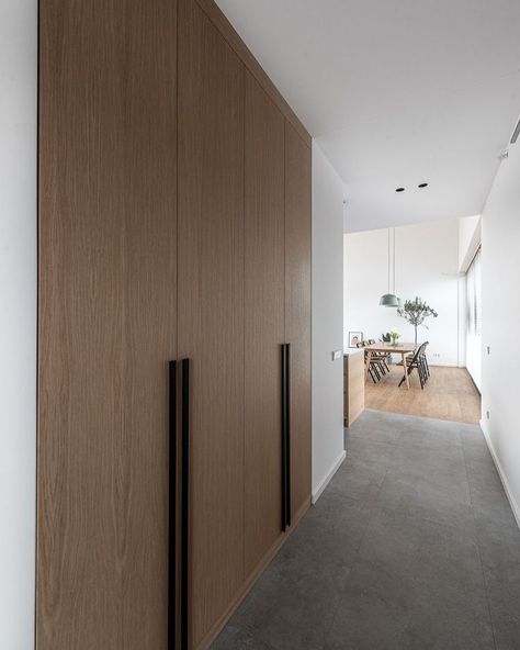 Françoise Lepage on Instagram: “Gorgeous entryway inspo! Love the custom walnut built-ins, such a great use of space! . . . . #interiordesign #interiorinspo…” Modern Wardrobe Doors, Entryway Inspo, Wardrobe Door Designs, Wardrobe Room, Bedroom Closet Design, 아파트 인테리어, Hallway Furniture, Furniture Modern, Wardrobe Doors