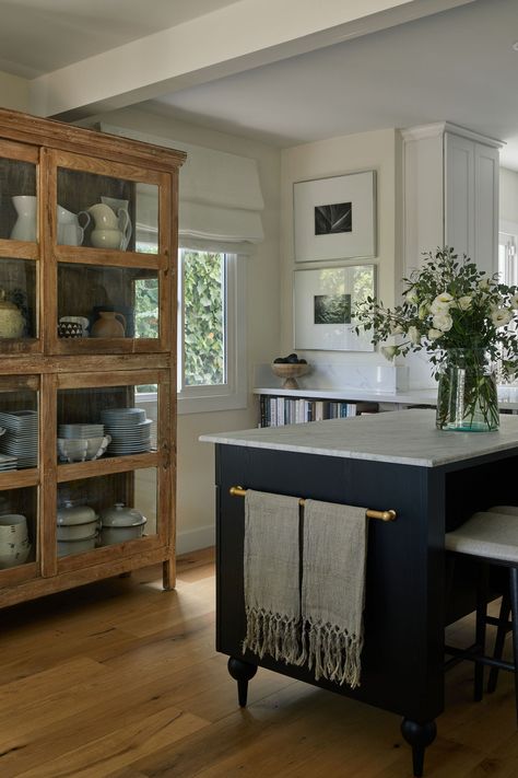 Kitchen in West Hollywood by Michelle Cohen Interiors on 1stDibs Whitney Parkinson Design, Dairy Table, 1920s Kitchen, Dreamy Kitchens, Bistro Kitchen, French Farmhouse Kitchen, Colonial Kitchen, Kitchen Goals, Beach Kitchen