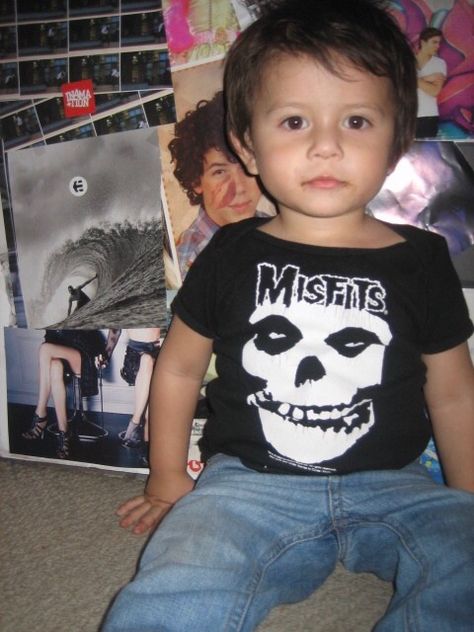 Misfits kid 2000s asthetic Baby Pictures 2000s, 2000s Baby Pictures, 2000s Toddler Outfits, 2000s Kids Fashion, 2000s Kids Clothes, 2000s Boys Fashion, Boy Childhood, Hispanic Babies, Grunge Kids