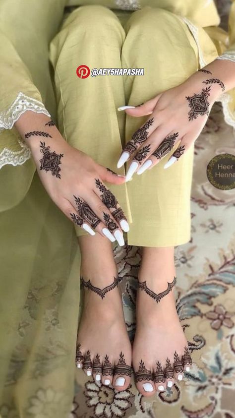 #ChicHenna, #MinimalHenna, #ModernElegance, #HennaDesigns, #MinimalistMehndi, #SimpleElegance, #ContemporaryHenna, #MehndiStyle, #SleekDesigns, #MinimalChic, #ElegantHenna, #ModernMehndi, #StylishHenna, #MinimalMehndiArt, #HennaTrends, #FashionableMehndi, #UnderstatedBeauty, #HennaArt, #TrendyMehndi, #CleanLinesHenna, #MinimalistArt, #HennaInspiration, #SophisticatedMehndi, #MinimalElegance, #HennaForHands Minimal Feet Mehndi Design, Mehndi Designs On Foot, Hobby Asthetic, Henna On Foot, Minimal Henna Designs, Feet Mehndi Design, Minimal Henna, Feet Mehndi, Henna Designs Wrist