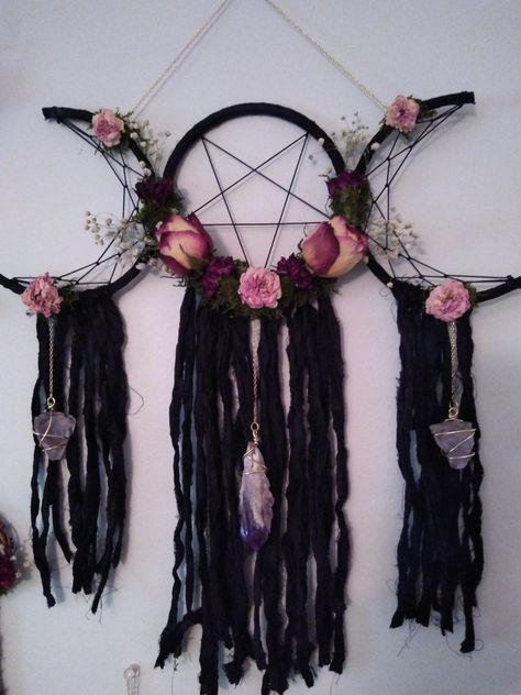 Witch Boxes, Dream Catcher Tutorial, Dream Catcher Patterns, Bedroom Wall Decoration, Dream Catcher Decor, Wiccan Crafts, Pagan Crafts, Wall Decoration Ideas, Boho Crafts Diy