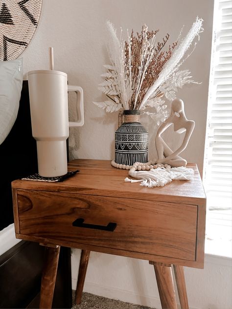 Western Nightstand Decor, Western Guest Room, Western Boho Room, Western Aesthetic Bedroom, Country Apartment Decor, Cowgirl Room Decor, Couple House, Western Room Ideas, Western Living Room Decor