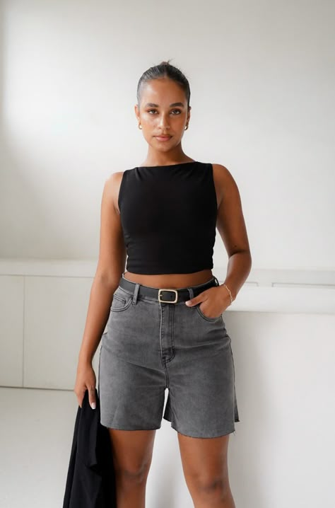 Knee Shorts Outfits Women, Dark Grey Shorts Outfit, Grey Denim Shorts Outfit, Oversized Shirt And Shorts Outfit, Gray Shorts Outfit, Dad Shorts Outfits, Styling Denim Shorts, Long Jean Shorts Outfit, Skort Ootd