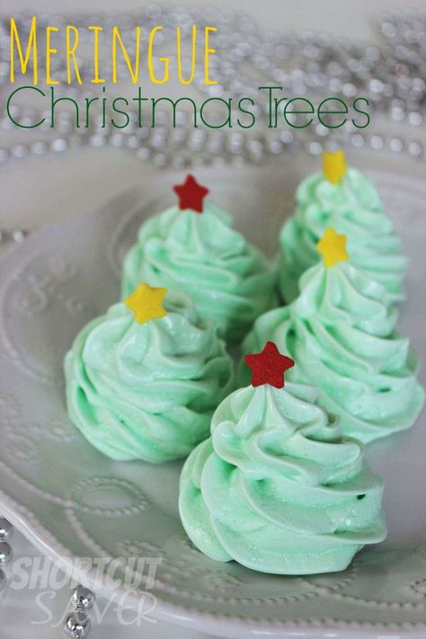 Meringue Trees, Meringue Christmas Tree, Meringue Christmas, Christmas Cake Roll, Holiday Treats Recipes, Christmas Tree Food, Baked Meringue, Peppermint Extract, Easy Christmas Cookie Recipes