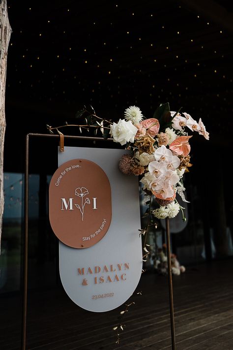 Custom wedding signage that will leave your jaw on the floor. Our in-house graphic designer and floral team know how to create magic when it comes to your special event. Welcome signage adorned in florals, is such a beautiful way to welcome guests to your space. Have a special event coming up? Get in touch with us, The Event Artists, to design your perfect day. Luxury Wedding Signage, Wedding Sign With Flowers, Wedding Signage Design, Peranakan Wedding, Wedding Sign Board, Event Welcome Sign, Welcome Sign Design, Sign With Flowers, Wedding Entrance Sign