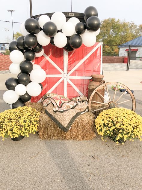 Trunk Or Treat Barnyard Theme, Barnyard Theme Trunk Or Treat, Western Theme Trunk Or Treat Ideas, Cowboy Themed Trunk Or Treat, Farm Animals Trunk Or Treat Ideas, Trunk Or Treat Ideas Farm Theme, Old Mcdonald Trunk Or Treat, Trunk Or Treat 2023 Ideas, Western Trunk Or Treat Ideas For Cars