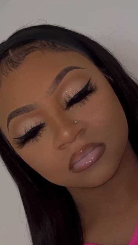 Soft Beat Makeup, Prom Makeup Look, Maquillage Yeux Cut Crease, Senior Picture Makeup, Birthday Makeup Looks, Gold Makeup Looks, Natural Prom Makeup, Face Beat Makeup, Natural Glam Makeup