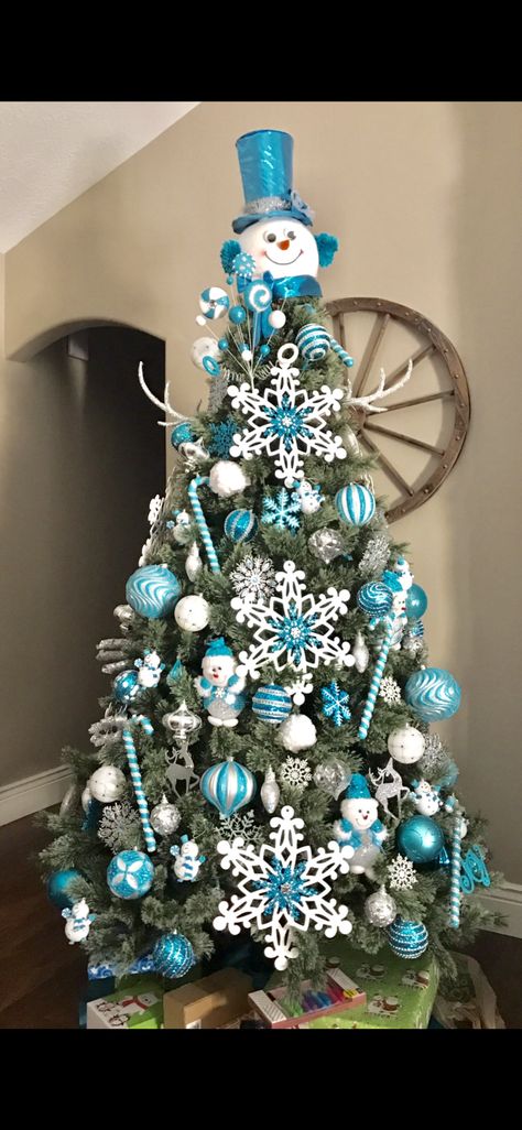 Made this for Selena & Faith Frozen Christmas Tree Decorations, Olaf Christmas Tree, Frozen Christmas Decorations, Olaf Christmas, Frozen Christmas Tree, Snowman Xmas Tree, Frozen Decorations, Anna Birthday, Frozen Christmas