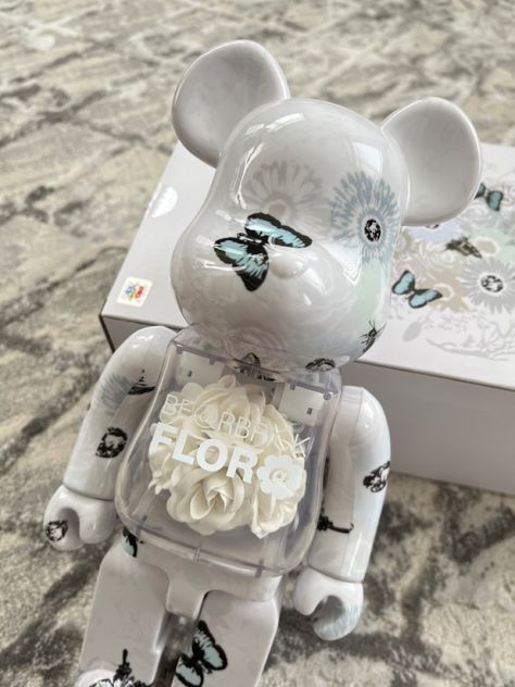 White bear brick floral #bearbrick #oasis #oasidbearbrick #aesthetic #aestheticstyle #settings #setup Bear Brick Aesthetic, Bearbrick Aesthetic, Westerncore Aesthetic, Brick Bear, Kaws Bear, Samsung Gadgets, Bear Brick, Savage Wallpapers, Lego Decorations