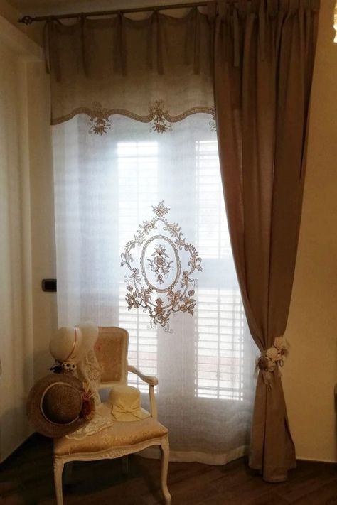 Bellissima tenda ideale per la tua casa dallo spirito shabby chic o provenzale! Questo tendone è uno dei più venduti di Blanc Mariclò. La tenda è preziosa perchè in misto lino, ed è sicuramente shabby chic, sia per i colori che per il design. La tenda ha una finta mantovana in colore beige Al centro ha un ricamo sui toni del beige, su fondo avorio. Adatta a qualsiasi ambiente, moderno, classico e shabby e a qualsiasi stanza della casa, dal salotto alla camera da letto. Kitchen Mat, Stylish Home, Decoration Design, Country Style, Cool Kitchens, Window Treatments, Shabby Chic, Living Spaces, Curtains