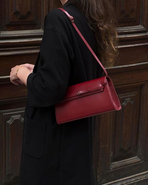 @solenelara with our dark cherry shoulder bag Brown Leather Bag Outfit, Leather Tote Bag Outfit, Cherry Vibes, Red Bag Outfit, Me Bag, Winter Bags, Red Handbag, Brown Leather Bag, Bags Aesthetic