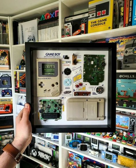 Nerdy Gallery Wall Ideas, Video Game Setup Aesthetic, Video Game Office Design, Classy Nerdy Decor, Geek Interior Design, Nerdy Gallery Wall, Comic Display Ideas, Nerdy Living Room, Retro Gaming Setup