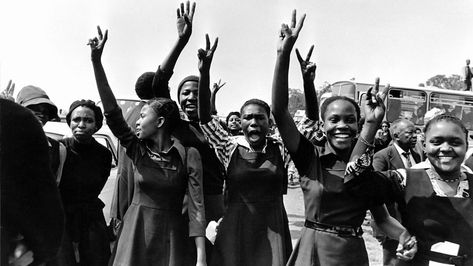 Soweto Uprising - Schoolchildren protest against Afrikaans as the language of instruction in South Africa Soweto Uprising, Black Presidents, Youth Day, Long Stories, African History, Johannesburg, Ny Times, Human Rights, Culture Art