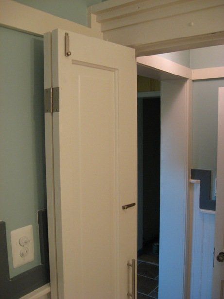 making a bi-fold from a salvaged 4-panel door center hinges installed hung and painted Diy Folding Doors, Space Saving Doors, Powder Room Remodel, Fold Door, Ideas Habitaciones, Bi Fold Door, Elegant Doors, Massage Business, Folding Door