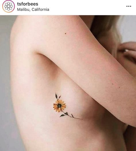 Sunflower Rib Tattoo, Girasoles Tattoo, Tattoos Sunflower, Henne Tattoo, Sunflower Tattoos, Cute Tattoos For Women, Top Tattoos, Subtle Tattoos, Sunflower Tattoo