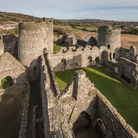 Inner Ward (c,1275), Kidwelly Castle, Dyfed. Wales Kidwelly Castle, Welsh Castles, Castles In Wales, Gothic Buildings, Chateau Medieval, Castles Interior, Scottish Castles, Voyage Europe, England And Scotland