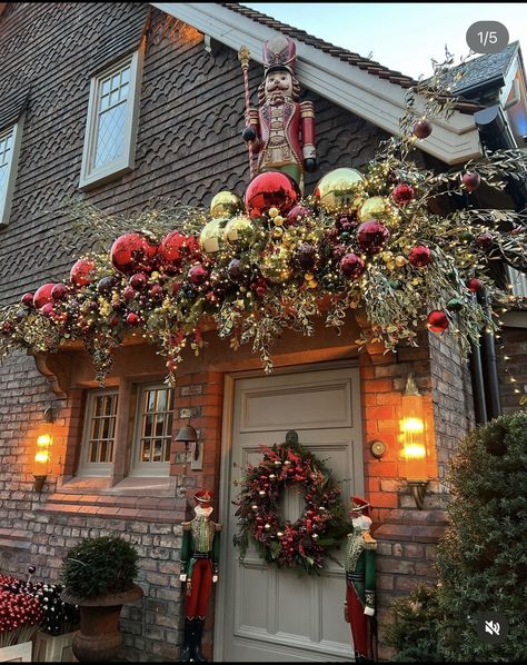 via redfloral instagram Valentines Mantel, Exterior Christmas Decorations, Floral Architecture, Home At Night, Christmas Arch, Christmas Entry, Diy Christmas Paintings, Southern Christmas, Xmas 2024