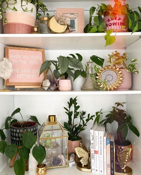 How To Decorate Bedroom Corner, Shelf Room Inspiration, Flowers In Apartment Aesthetic, Cute Shelving Ideas, Shelf Decor Bedroom Colorful, Cute Shelves Decor, Cube Shelf Decor Bedroom Aesthetic, Floral Apartment Decor, Aesthetic Art Bedroom