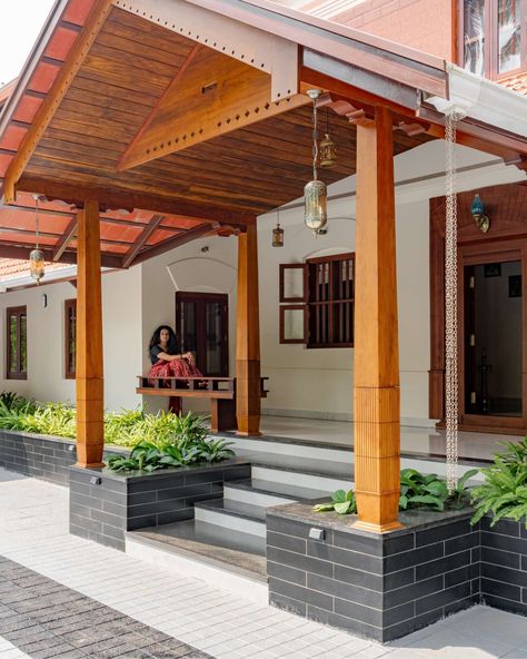 Traditional Courtyard House Indian, South Indian House Design, Traditional Indian Houses, Chettinad House, Small Farmhouse Plans, Kerala Traditional House, Indian House Design, Architecture Design Competition, Kerala House