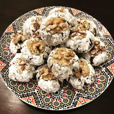 The Beautiful Walnut Ghriba - Petit Apron Moroccan Cookies, Chocolate Texture, Walnut Cookies, Yummy Healthy Snacks, Crinkle Cookies, Moroccan Food, Milk Chocolate Chips, Chewy Cookie, Easy Cake Recipes