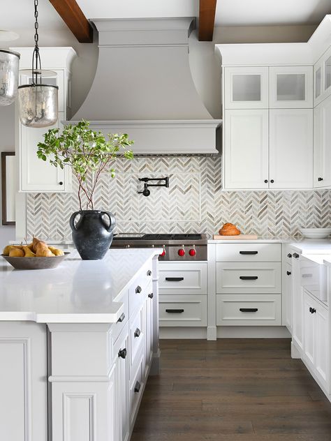 Multicolored Chevron Tile Backsplash With Gray Range Hood Cabinets With Black Hardware, Black Hardware Kitchen, Backsplash For White Cabinets, Backsplash Trends, Backsplash With White Cabinets, Kitchen Backsplash Trends, Hardware Kitchen, Mosaic Tile Backsplash, Colorful Mosaic