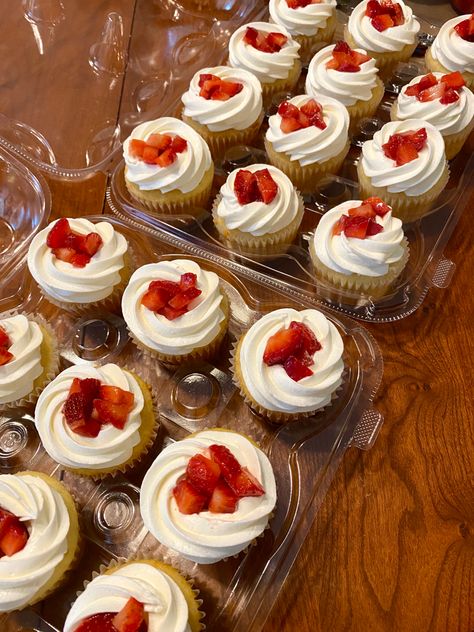 Whipped Cream Cheese Icing, Strawberries Cupcakes, Strawberry Shortcake Cupcakes, Shortcake Cupcakes, Strawberry Shortcake Cupcake, Cupcake Cake Designs, Strawberry Juice, Cute Baking, Baking Business