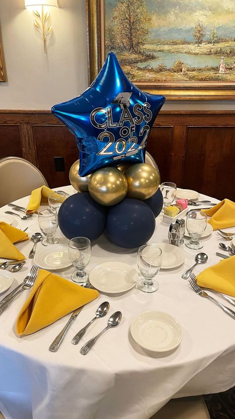 Grad Balloon Centerpiece, Ballon Center Piece Decorations, Prom Table Decorations, Table Balloons, Prom Balloons, Nurse Graduation Party Decorations, High School Graduation Party Decorations, College Grad Party, Graduation Table Decorations