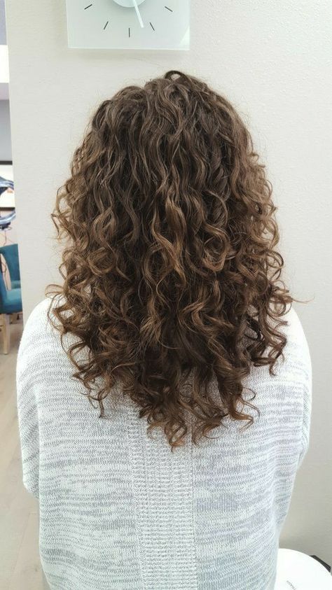 Curly Hair V Cut, Curly Hair Layers Medium, Naturally Wavy Hair Cuts, Long Curly Haircuts, V Shape Cut, Natural Curly Hair Cuts, Layered Curly Hair, Curly Hair Photos, Colored Curly Hair